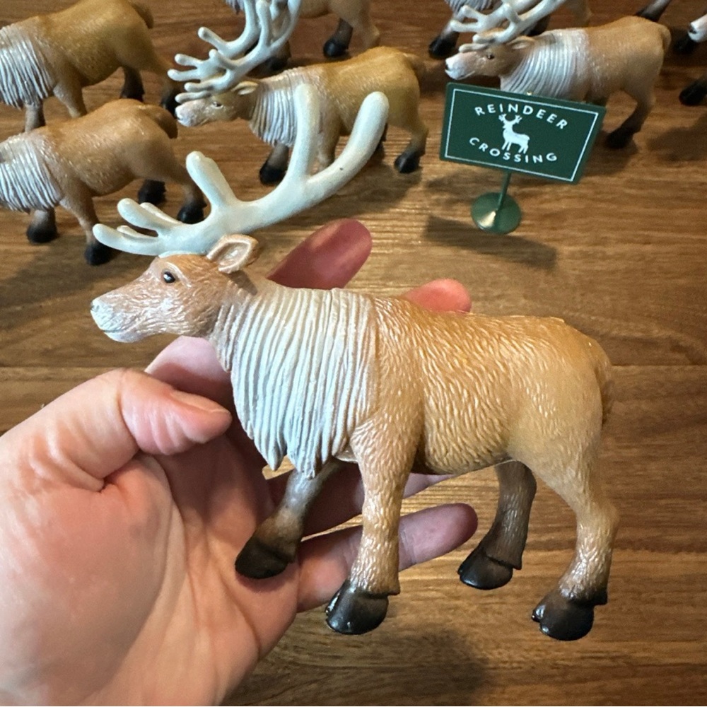 Plastic reindeer figures set - Picture 2 of 3
